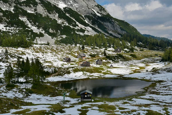 Avusturya Salzkammergut Tauplitzalm Kiralık Kulübeler Kışın Başlangıcından Kalma Göl Kar — Stok fotoğraf