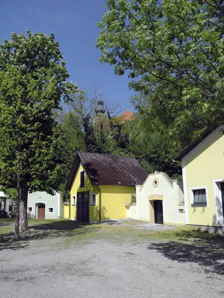 Rakousko Vinný Sklep Vykopaný Zemi Pro Ideální Teplotu Skladování Kostel — Stock fotografie