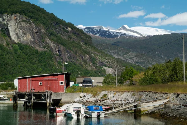 Norvège Jetée Bateaux Gaupne Sur Lusterfjord Avec Glacier Jostedalsbreen Derrière — Photo