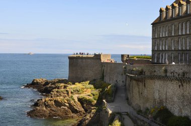 Saint Malo, Fransa - Haziran 07, 2011: Manş Denizi 'ndeki Brittany şehrinin duvarında kimliği belirsiz kişiler