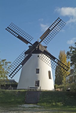Avusturya, Burgenland 'daki Neusiedler Gölü üzerindeki Podersdorf köyünde eski bir yel değirmeni.