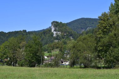 Avusturya, Muggendorf köyünde Hausstein adında kaya yüzlü bir manzara.