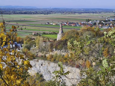 Avusturya, Mannersdorf, taş ocağında eski bir kireç ocağı ve Viyana havzasının manzarası.