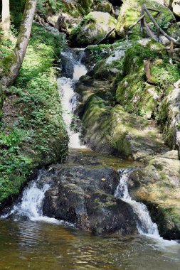 Avusturya, Ysperklamm Waldviertel 'in doğal bir anıtıdır, Batı Avusturya' nın bir parçası, ysper Alp deresi boyunca patikaları, köprüleri ve şelaleleri vardır.