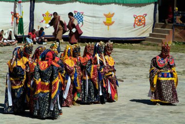 Haa, Bhutan - 21 Eylül 2007: Haa köyündeki Karpo Lhakhang 'da düzenlenen dini törenle kimliği belirsiz kişiler ve maskeli aktörler