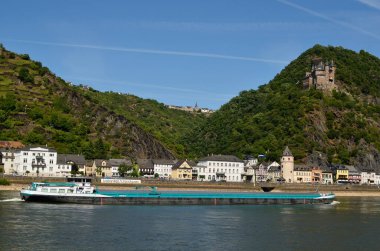 St. Goarshausen, Almanya - 29 Mayıs 2011: Katz Kalesi ile farklı binalar ve şehir kulesi, Rhineland-palatinate Ren nehri üzerinde gemi