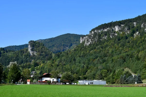 Rakousko Krajina Obci Muggendorf Skalní Stěnou Hausstein — Stock fotografie