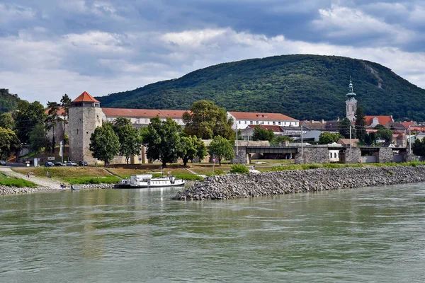 Hainburg Rakousko Července 2019 Neidentifikovaní Lidé Břehu Dunaje Středověkou Věží — Stock fotografie