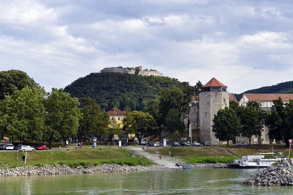 Hainburg Rakousko Července 2019 Neidentifikovaní Lidé Břehu Dunaje Středověkou Věží — Stock fotografie