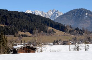 Avusturya, Tyrol, Loferer Steinberge dağına bakın, demiryolu hattı ve kar kalıntıları.