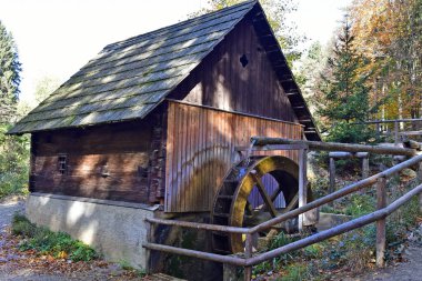 Avusturya, eski su değirmeni ahşap kiremitler ve ahşap su körfezi ile kaplı doğal koruma altındaki Sparbach Wienerwald 'ın Unesco Dünya Mirası sahasında.
