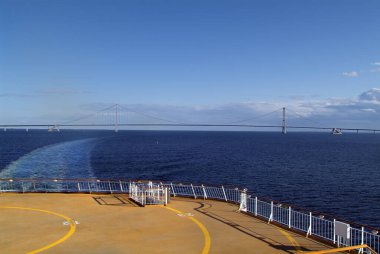 Storebaeltsbroen, Danimarka 'da Zealand ve Funen arasında bir geçiş köprüsü olan Araçlar ve trenler için Büyük Kemer üzerindeki köprüyü inşa etti.