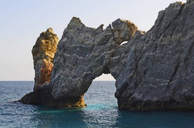 Yunanistan, Trypia Petra - Kayak Adası 'ndaki oyuk kaya