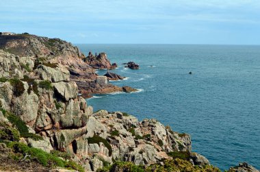 İngiltere, Jersey, Manş Denizi 'ndeki kayalık kıyı
