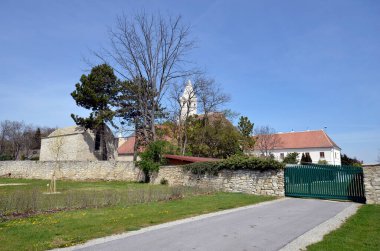 Avusturya, Margarethen am Moos kilisesi eski bir manastır olan 1233 yılından kalma bir Roma mezarlığı ile çevrilidir..