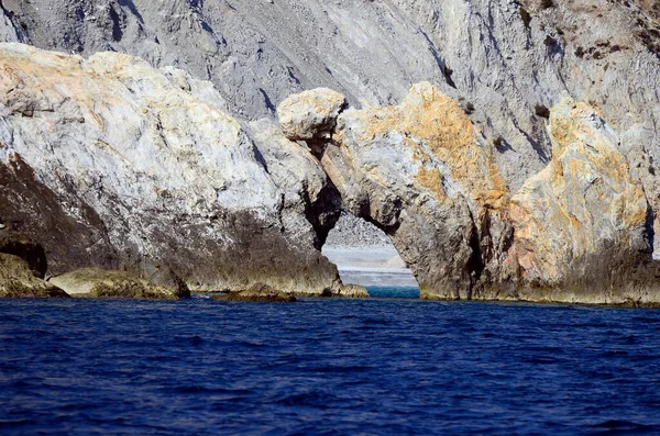 ギリシャ Trypia Petra スキアトス島の中空岩 — ストック写真