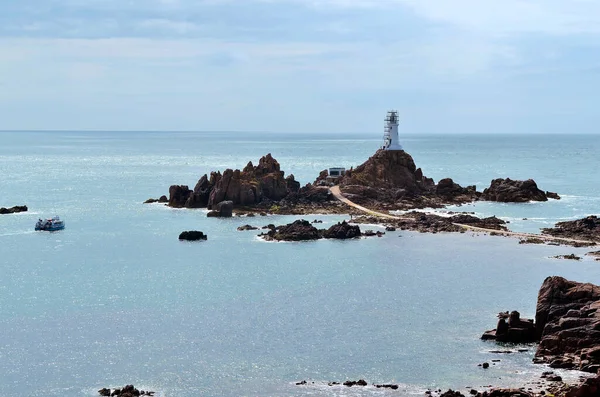 Jersey Faro Corbiere Con Calzada Accesible Solo Por Marea Baja — Foto de Stock