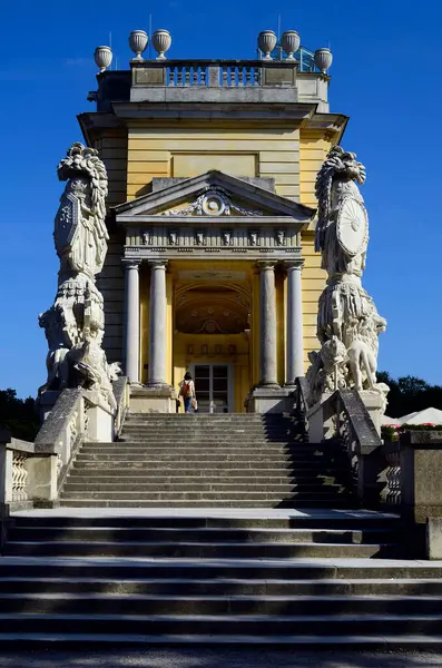 2012年9月17日 オーストリア ウィーン グロリエットの建物の入り口側に石の彫刻が施された階段 シェーンブルンのハプスブルク家の君主制の庭園の元の部分 現在はカフェとウィーンの上の観光地 — ストック写真