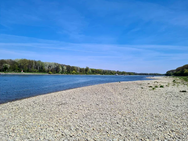 Austria Personas Que Disfrutan Día Soleado Orilla Grava Barcaza Río —  Fotos de Stock