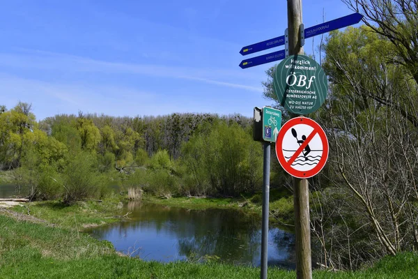 Haslau Autriche Avril 2021 Paysage Avec Lac Oxbow Panneau Indicateur — Photo