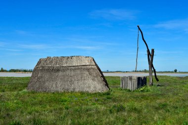 Avusturya, geleneksel eski çekiliş iyi dinlenme alanı ve Neusiedler See-Seewinkel Ulusal Parkı 'nda küçük bir bozkır gölü üzerinde saman yurt Burgenland Avrasya Steppe bir parçası ve Uluslararası Doğayı Koruma Birliği bir parçası