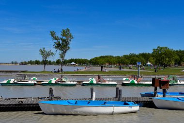 Podersdorf, Avusturya - Mayıs 029, 2021: Burgenland 'da tercih edilen bir varış noktası olan göldeki sahil tatil beldesinde kimliği belirsiz kişiler ve tekneler