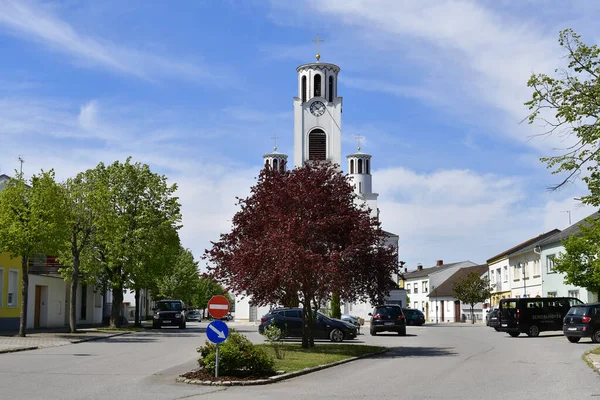 오스트리아 2021 광장에 교회는 가톨릭 교회이며 니콜라우스에게 봉헌되었으며 부르군트에 최초의 — 스톡 사진