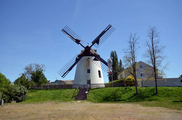 奥地利 19世纪的风车 位于布尔根兰州的Podersdorf 是欧亚草原的一部分 — 图库照片