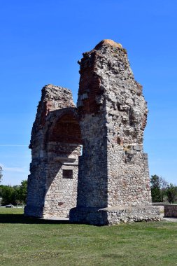 Avusturya, halk Heidentor namı diğer Heathens Gate, Aşağı Avusturya 'daki Petronell köyü yakınlarındaki Tuna Kireçleri' ndeki eski lejyoner kalesi Carnuntum 'daki Roma zafer kemerinin yıkıntısı.