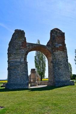 Avusturya, halk Heidentor namı diğer Heathens Gate, Aşağı Avusturya 'daki Petronell köyü yakınlarındaki Tuna Kireçleri' ndeki eski lejyoner kalesi Carnuntum 'daki Roma zafer kemerinin yıkıntısı.