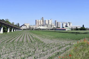 Avusturya, Avusturya 'da ağırlık ve tarım arazisi taşımak için taşıma bandı olan çimento fabrikası.