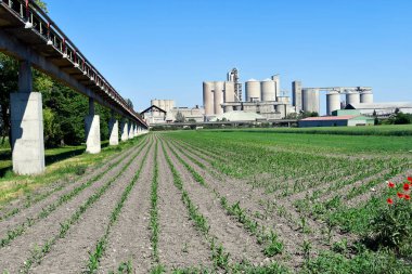 Avusturya, Avusturya 'da ağırlık ve tarım arazisi taşımak için taşıma bandı olan çimento fabrikası.