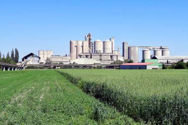 Avusturya, Avusturya 'da taşıma bandı ve tarım arazisi olan çimento fabrikası