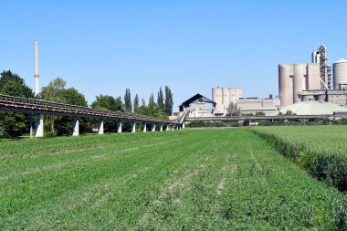 Avusturya, Avusturya 'da ağırlık ve tarım arazisi taşımak için taşıma bandı olan çimento fabrikası.