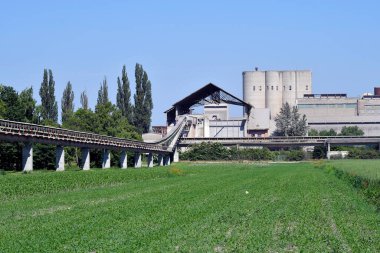Avusturya, Avusturya 'da ağırlık ve tarım arazisi taşımak için taşıma bandı olan çimento fabrikası.