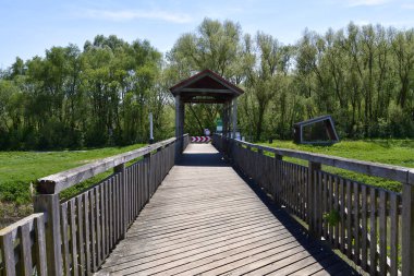 Avusturya, Andau 'nun tarihi köprüsü Einserkanal nehri üzerinde yeniden inşa edildi, Macaristan' dan gelen mülteciler 1956 yılında Macaristan ayaklanmasından Avusturya 'ya kaçtılar.