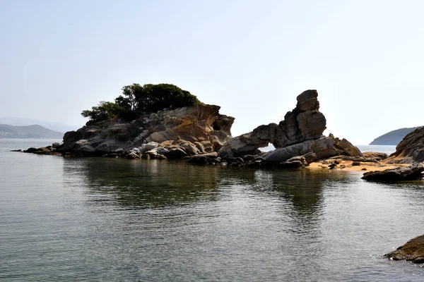 希腊爱琴海Nea Iraklitsa海陆的岩层 — 图库照片