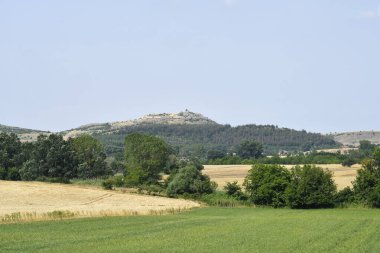Yunanistan, Kilkis yakınlarındaki Neo Gynaikokastro tepesinde ortaçağ harabeleriyle tarım manzarası
