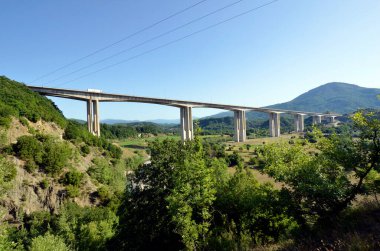 Yunanistan ve Zagori yakınlarındaki bir köprüyle vadiyi geçen otoyol