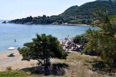 Iraklitsa, Yunanistan - 24 Haziran 2021: Akdeniz 'in kumlu sahillerinde kimliği belirsiz insanlar
