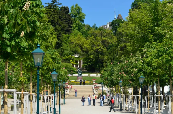 Baden Niederösterreich Maj 2011 Oidentifierade Människor Promenader Spa Trädgård Med — Stockfoto