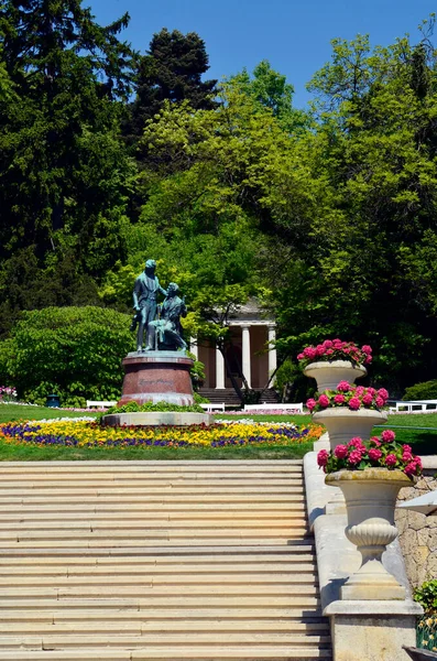 Österreich Niederösterreich Kurpark Mit Lanner Strauss Denkmal Vor Dem Bienentempel — Stockfoto