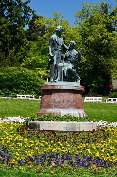 位于奥地利下奥地利巴登 贝京世界遗址温泉花园的兰纳 斯特劳斯纪念碑 — 图库照片