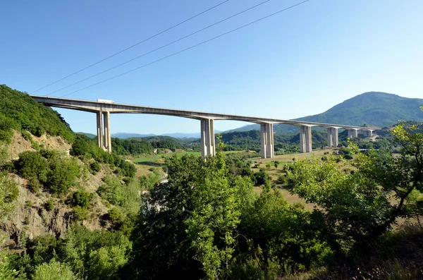 Grécia Estrada Que Atravessa Vale Com Uma Ponte Perto Zagori — Fotografia de Stock