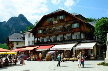 Berchtesgaden, Almanya - 12 Haziran 2015: Koenigssee Gölü 'ndeki köyde kimliği belirsiz insanlar, Bavyera' da tercih edilen turistik yerler