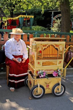 Viyana, Avusturya - 02 Eylül 2006: Viyana 'daki Bohemian Prater' da çeşitli varil organlarıyla organ varilleri oyuncularının yıllık toplantısı