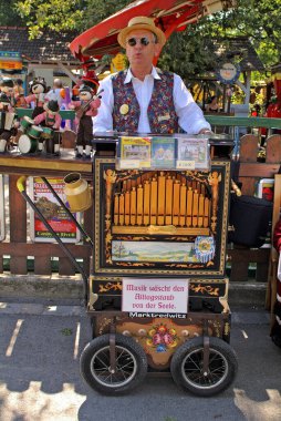 Viyana, Avusturya - 02 Eylül 2006: Viyana 'daki Bohemian Prater' da çeşitli varil organlarıyla organ varilleri oyuncularının yıllık toplantısı