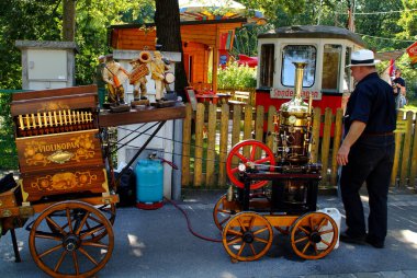 Viyana, Avusturya - 02 Eylül 2006: Viyana 'daki Bohemian Prater' da çeşitli varil organlarıyla organ varilleri oyuncularının yıllık toplantısı