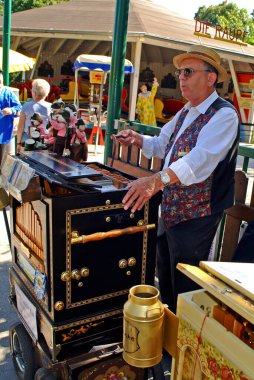 Viyana, Avusturya - 02 Eylül 2006: Viyana 'daki Bohemian Prater' da çeşitli varil organlarıyla organ varilleri oyuncularının yıllık toplantısı