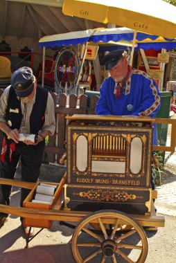 Viyana, Avusturya - 02 Eylül 2006: Viyana 'daki Bohemian Prater' da çeşitli varil organlarıyla organ varilleri oyuncularının yıllık toplantısı